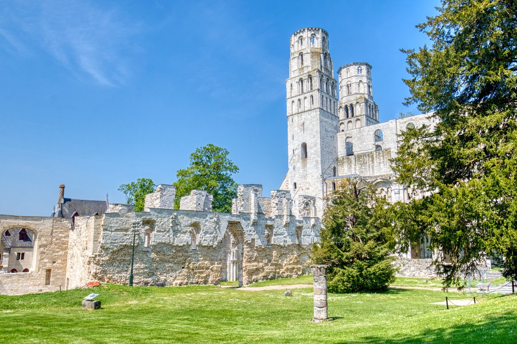 hdr abdij van Jumieges abbaye ruine religie religion rooms katholiek kerkfotografie kerk basiliek kathedraal Jumièges erfgoed christus maria
